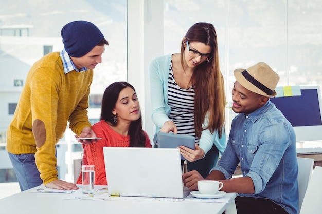 Giovane gruppo creativo che ha una riunione