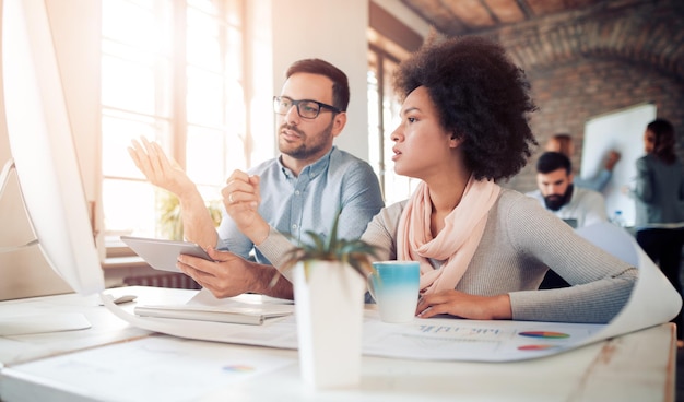 Giovane gruppo di architetti che discutono del business plan