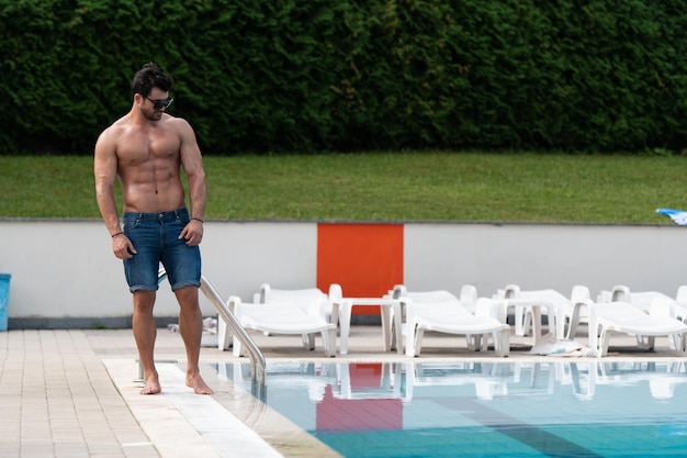 Giovane Guardando Macho Man Alla Piscina All'aperto