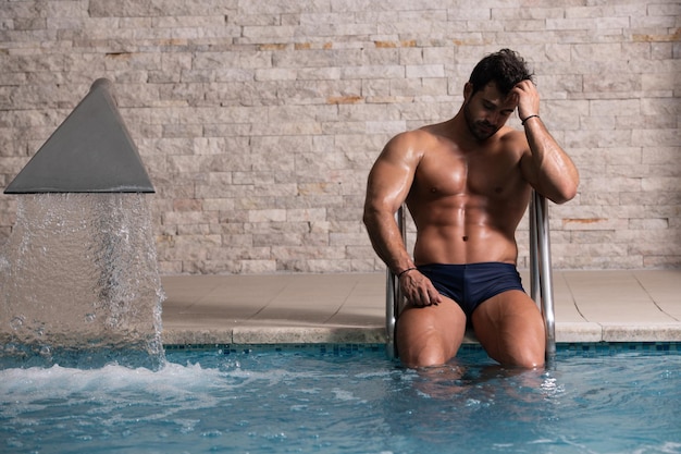 Giovane Guardando Macho Man Alla Piscina Coperta Dell'hotel