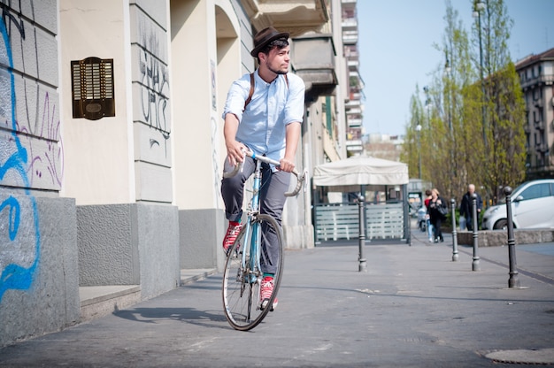 giovane hipster in bicicletta