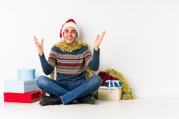 Giovane il giorno di Natale che mostra pollice giù e che esprime antipatia.