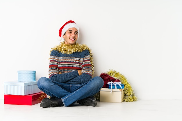 Giovane il giorno di Natale che mostra pugno alla macchina fotografica, espressione facciale aggressiva.