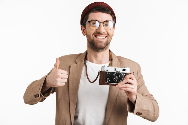 giovane, il portare, cappello, e, occhiali, esultanza, mentre, fotografare, su, retro, fronte, isolato, sopra, bianco, wall