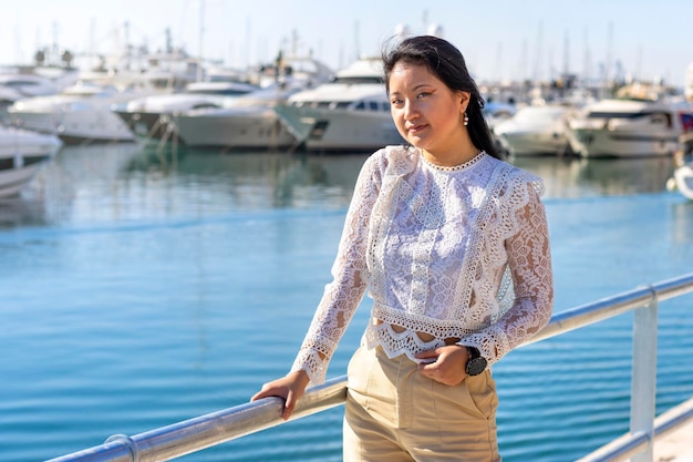 Giovane imprenditore di successo asiatico felice imprenditrice che indossa tuta in piedi nel porto marittimo