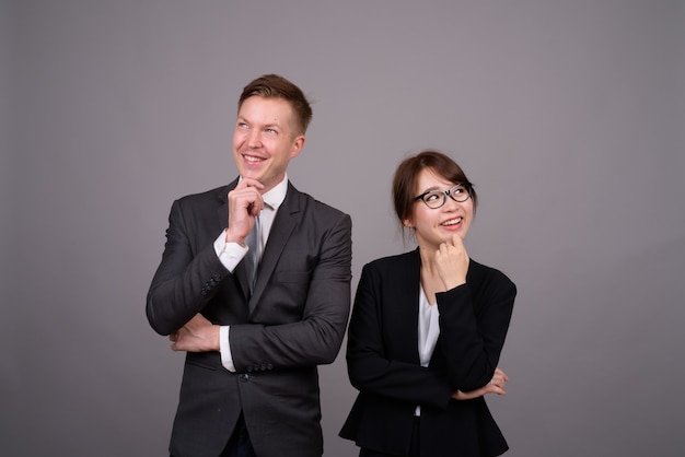 Giovane imprenditore e giovane imprenditrice asiatica insieme