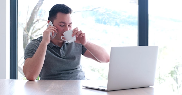 Giovane imprenditore freelance che lavora utilizzando un laptop nello spazio di coworking