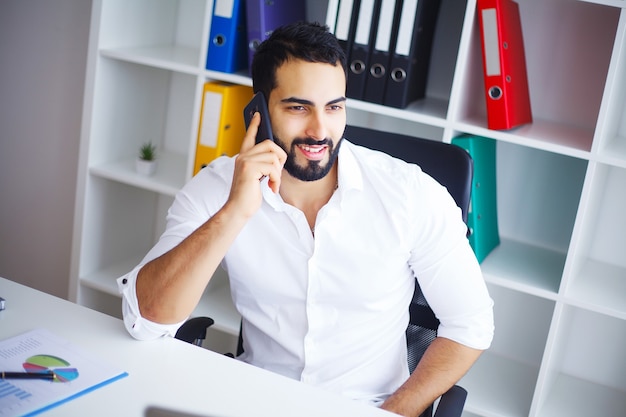 Giovane imprenditore in ufficio, lavorando sul computer