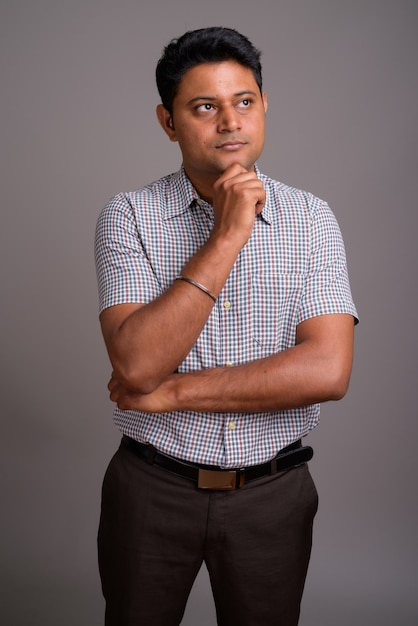 giovane imprenditore indiano che indossa la camicia a scacchi