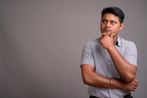 giovane imprenditore indiano che indossa la camicia a scacchi
