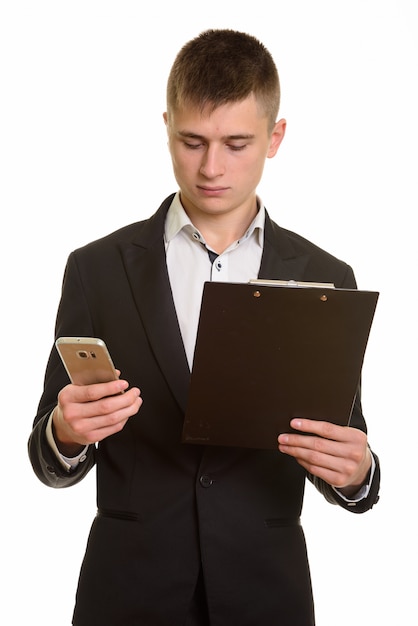 giovane imprenditore utilizzando il telefono cellulare mentre holdinh appunti
