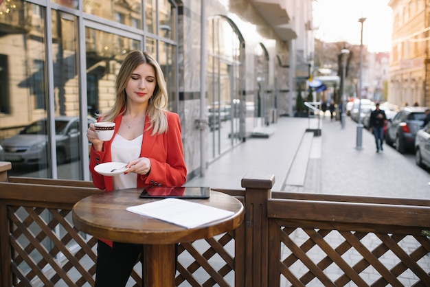 Giovane imprenditrice durante una pausa caffè