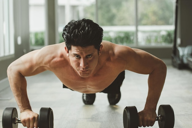 Giovane in allenamento push up in palestra a casa