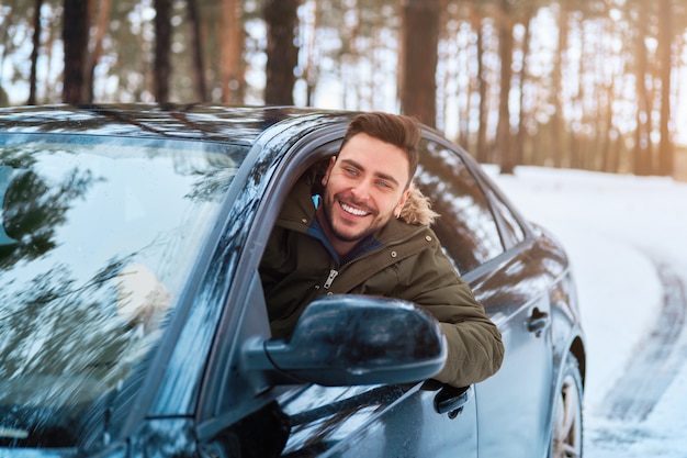 giovane in auto strada invernale