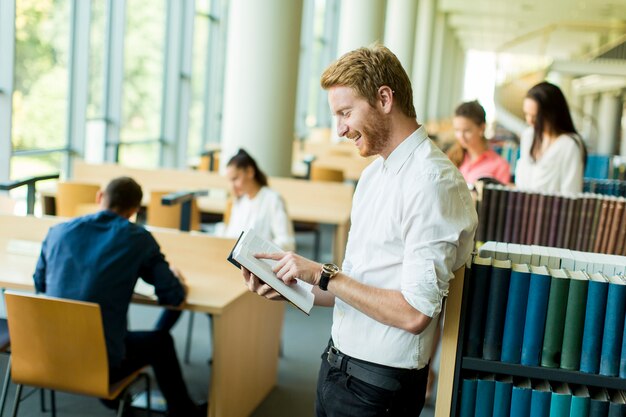 Giovane in biblioteca