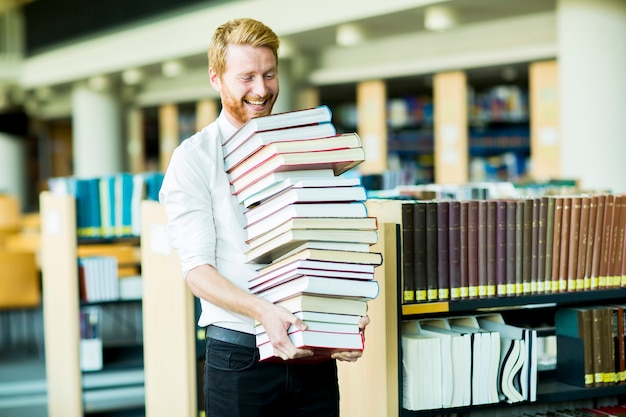 Giovane in biblioteca