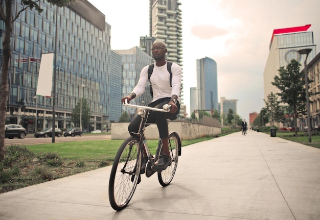 giovane in bicicletta in città