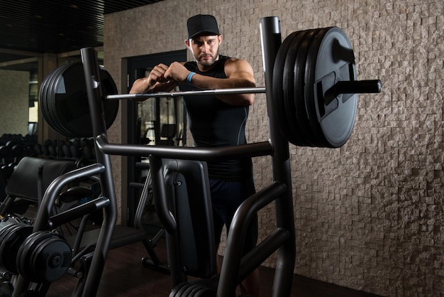 Giovane in buona salute che riposa in palestra sana del club dopo l'esercizio