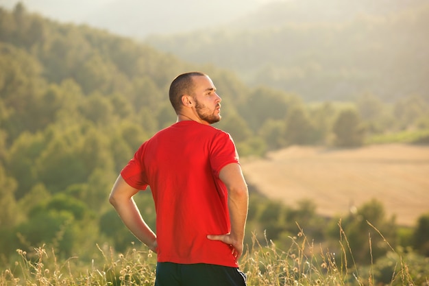 Giovane in buona salute che sta fuori in natura