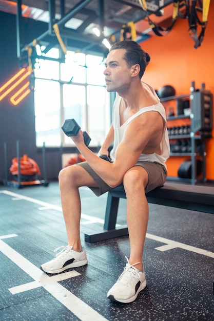 Giovane in forma che si allena in palestra