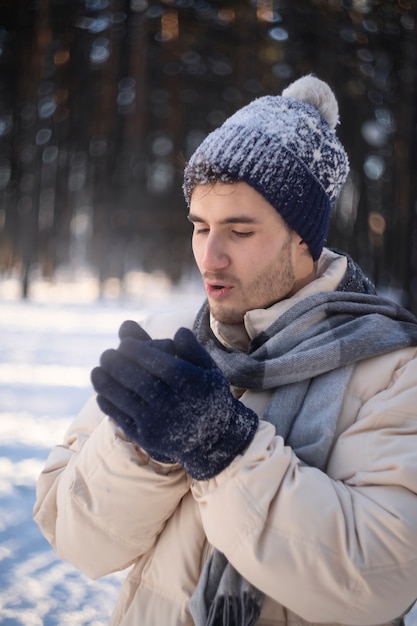 Giovane in inverno