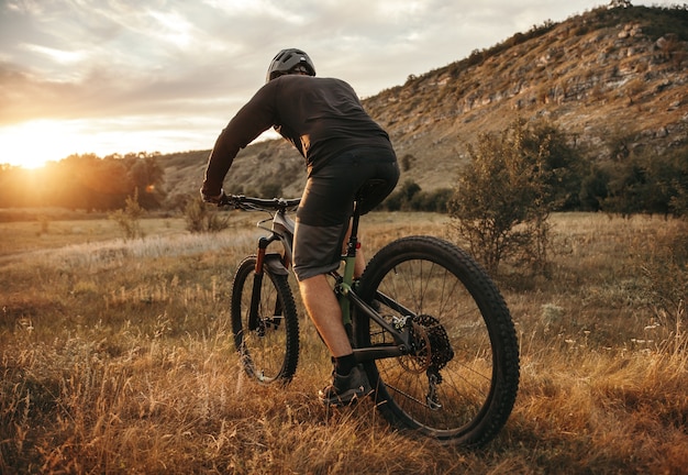 Giovane in sella a una mountain bike