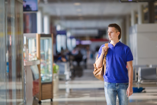 Giovane in un aeroporto coperto