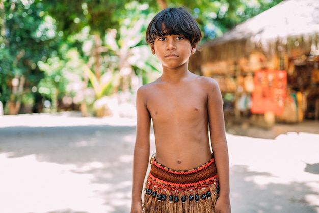 Giovane indiano della tribù Pataxo della Bahia meridionale. Bambino indiano che esamina la macchina fotografica