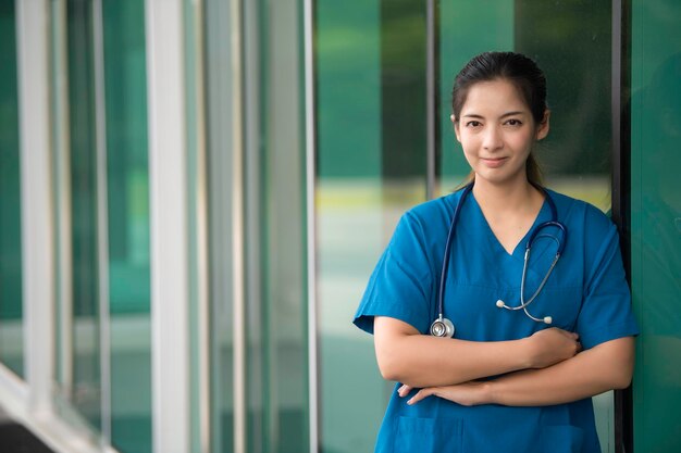 Giovane infermiera asiatica che lavora in una clinica Ritratto di un medico in un ospedale