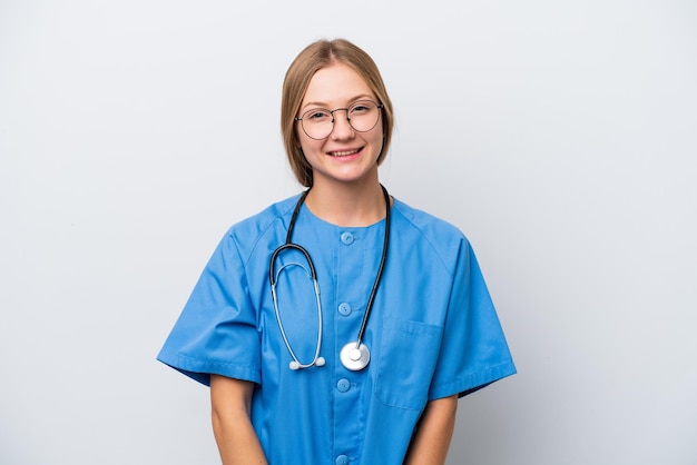 Giovane infermiere medico donna isolata su sfondo bianco con gli occhiali e felice
