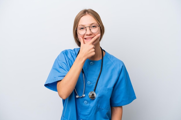 Giovane infermiere medico donna isolata su sfondo bianco sorridente