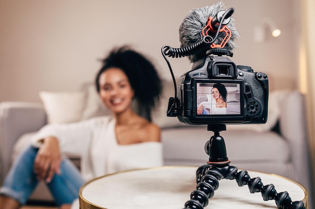 Giovane influencer che scrive un vlog seduto a casa