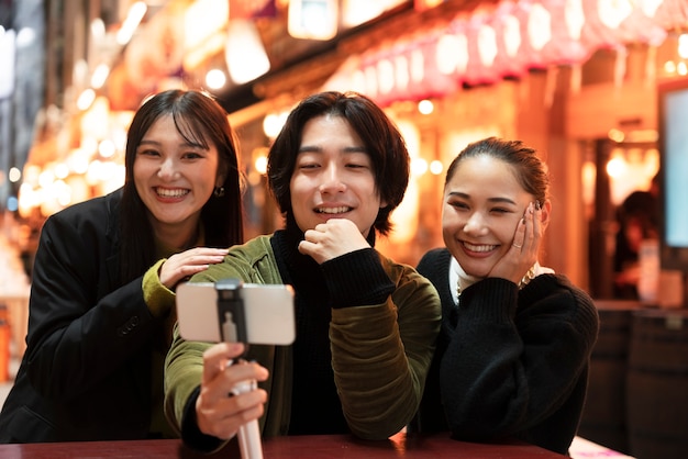 Giovane influencer giapponese che registra un vlog