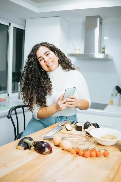 Giovane influencer taglie forti che scatta foto del suo pasto salutare per il social network. Perdere peso guadagnando salute a casa. Buongustaio, mangiare bene, concetto di cibo sano. Cibo ecologico naturale