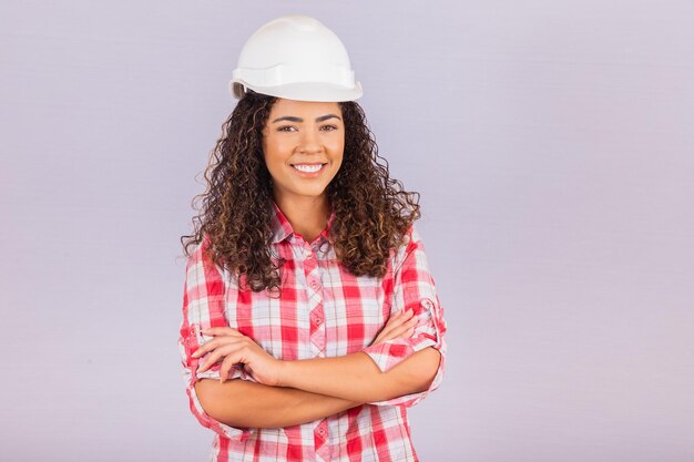 Giovane ingegnere o architetto donna con casco protettivo