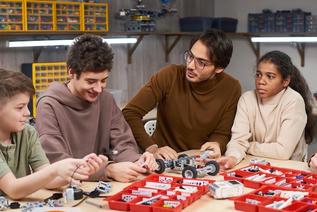 Giovane insegnante in classe di robotica