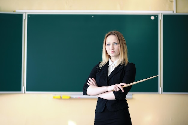 Giovane insegnante nell'aula scolastica durante la lezione