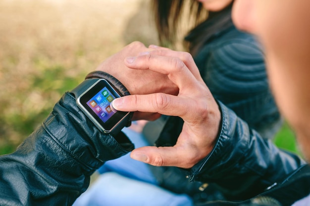 Giovane irriconoscibile che usa il suo smartwatch