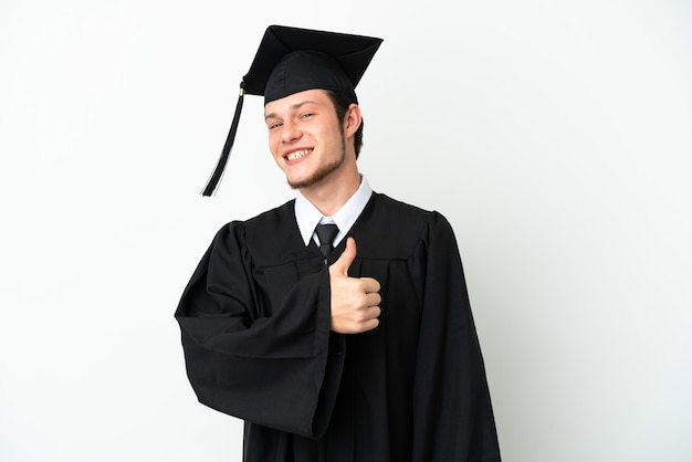 Giovane laureato russo dell'università isolato su fondo bianco che dà un gesto di pollice in alto