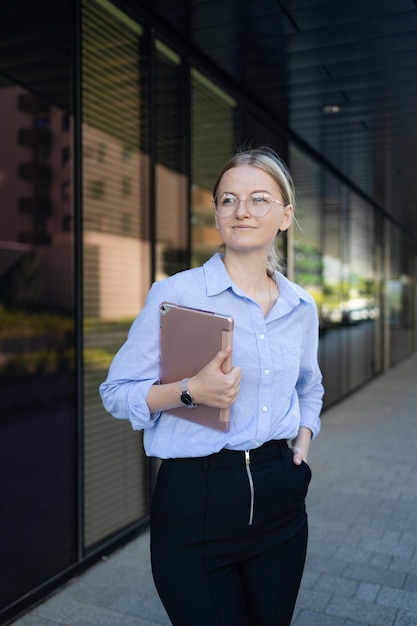 Giovane leader professionale elegante donna caucasica donna dirigente direttore di vendita al dettaglio supervisore piccolo