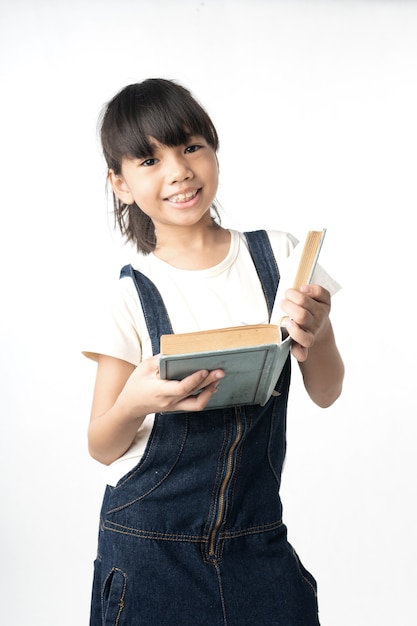 Giovane libro di lettura asiatico della studentessa isolato su fondo bianco