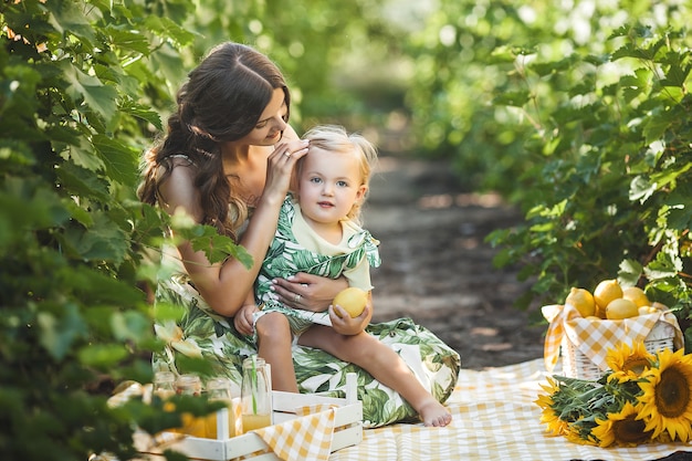 Giovane madre attraente e la sua piccola bambina all'aperto. Bella famiglia