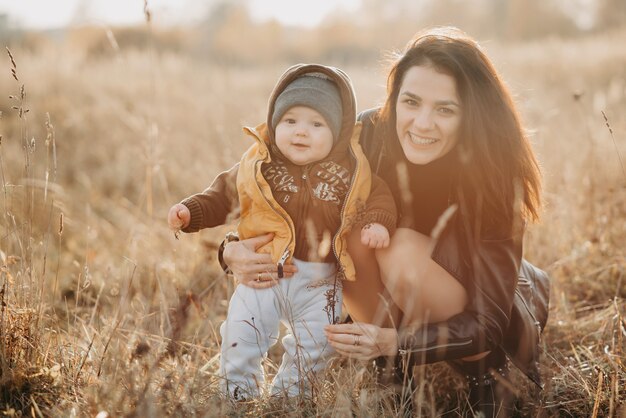 Giovane madre caucasica con il suo bambino