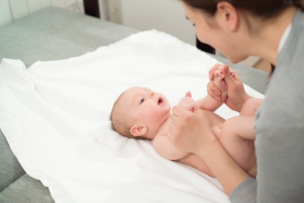 Giovane madre che allatta il suo bambino appena nato