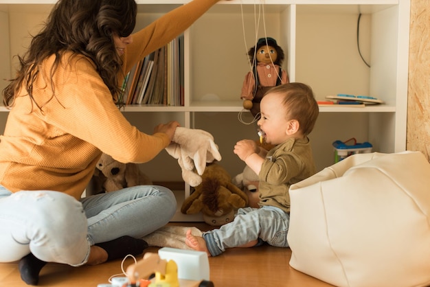 Giovane madre che gioca con il bambino a casa