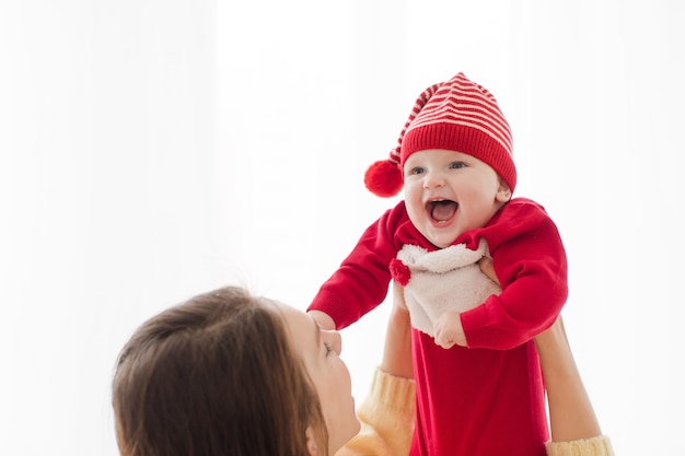 Giovane madre che gioca con il bambino