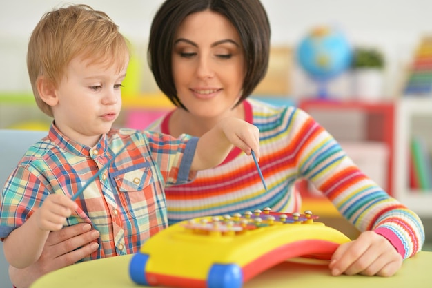 Giovane madre che gioca con il figlio