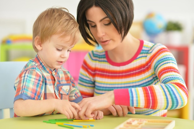 Giovane madre che gioca con il figlio