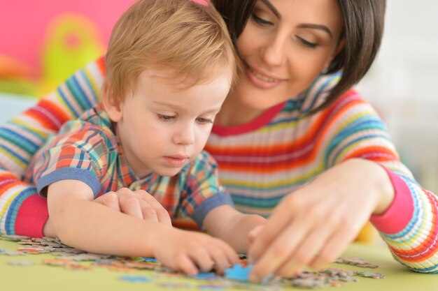 Giovane madre che gioca con il figlio