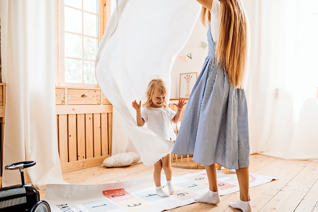 Giovane madre che gioca con il piccolo bambino a casa